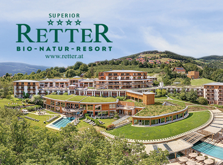 Ein landschaftlich reizvolles, umweltfreundliches Resort mit begrünten Dächern, Pools und modernen Gebäuden, eingebettet in eine üppige Hügellandschaft; Text: "Retter Bio-Natur-Resort www.retter.at".