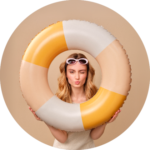Frau mit langen blonden Haaren, die ein Kussgesicht macht, einen gelben und weißen Schwimmer hält und eine Sonnenbrille auf dem Kopf trägt, vor einem beigen Hintergrund.
