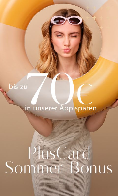 Blonde Frau in weißem Kleid hält einen gelben und weißen Schwimmring und zwinkert. Text: "Bis zu 70€ in unserer App sparen. PlusCard Sommer Bonus.