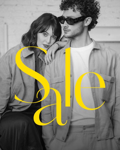 Eine Frau und ein Mann in modischen Outfits posieren zusammen; über ihnen steht in großer gelber Schrift "Sale".