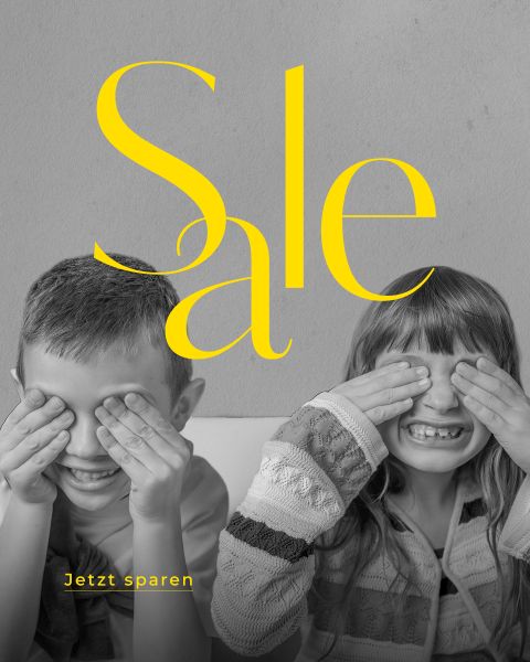 Zwei lächelnde Kinder sitzen nebeneinander und bedecken ihre Augen. In großer gelber Schrift steht "Sale" und in kleinerer Schrift darunter "Jetzt sparen".
