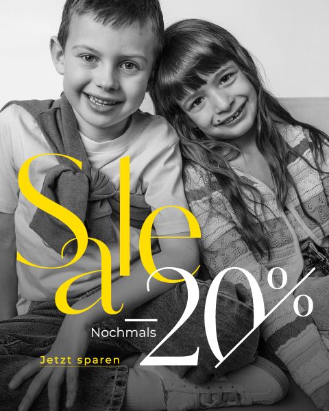 Ein lächelnder Junge und ein Mädchen sitzen nebeneinander; darüber steht in gelber und weißer Schrift „Sale – jetzt noch einmal 20 % sparen“.
