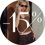 Eine Frau mit Sonnenbrille und einem braunen Strickoberteil steht draußen. Ein großer weißer Text über dem Bild lautet "-15%".