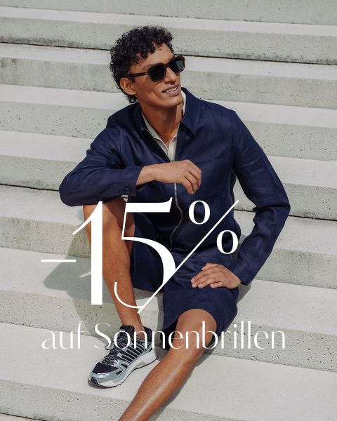 Ein Mann mit Sonnenbrille und in marineblauer Kleidung sitzt auf einer Treppe; über ihm steht der Text „-15 % auf Sonnenbrillen“ (15 % Rabatt auf Sonnenbrillen auf Deutsch).