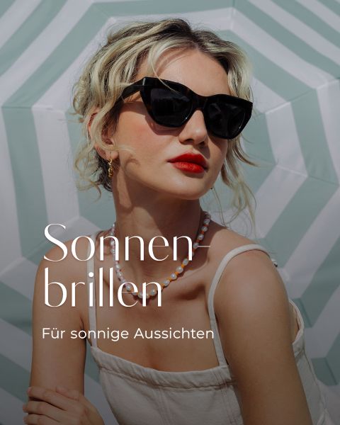 Eine Frau mit Sonnenbrille und einem weißen Oberteil posiert vor einem geometrischen Regenschirm. Text: „Sonnenbrillen. Für sonnige Aussichten.“.