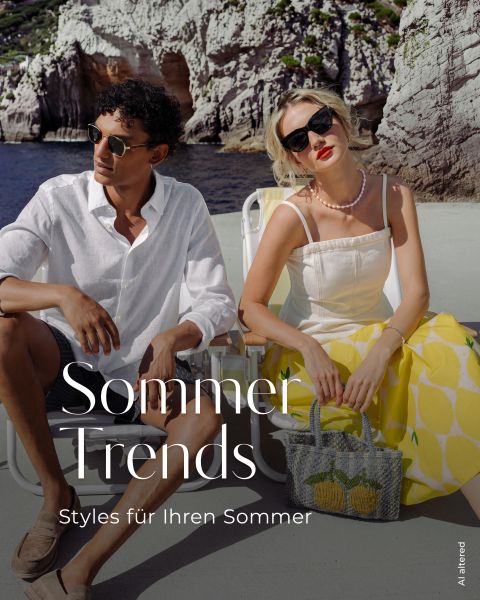Ein Mann und eine Frau in stilvoller Sommerkleidung sitzen auf weißen Stühlen an felsigen Klippen am Meer. Text: "Sommer Trends - Styles für Ihren Sommer.