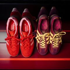 Zwei Paar Adidas-Sneaker: ein rotes Paar mit weißen Streifen und ein lila-gelbes Paar, beide auf einem rot gestreiften Untergrund, von oben betrachtet.
