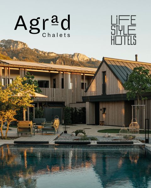 Moderne Holzchalets mit einem Pool davor, den Bergen im Hintergrund und den Schriftzügen „Agrad Chalets“ und „Lifestyle Hotels“ am Himmel.