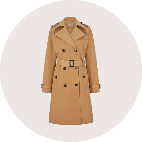 Beiger Trenchcoat mit doppelter Knopfleiste, Gürtel, breitem Revers und Knopfverzierungen, präsentiert vor einem schlichten, hellen Hintergrund.