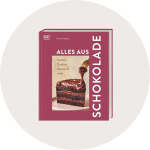 Ein deutsches Kochbuch mit dem Titel „Alles aus Schokolade“, auf dessen Einband ein Foto eines Schokoladenkuchens zu sehen ist, der gerade mit Glasur überzogen wird.