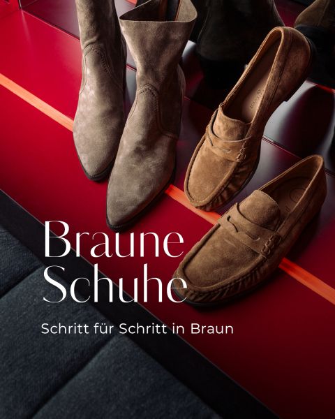 Drei Paar braune Wildlederschuhe auf einem roten Ausstellungsständer, mit der Aufschrift „Braune Schuhe. Schritt für Schritt in Braun“ in weißen Buchstaben.