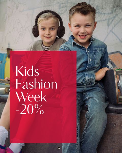 Zwei lächelnde Kinder in trendigen Outfits sitzen nebeneinander; darüber steht der Text „Kids Fashion Week – 20 %“.