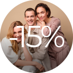 Drei lächelnde Erwachsene posieren gemeinsam vor einem beigen Hintergrund, über dem in großer weißer Schrift „-15 %“ zu lesen ist.