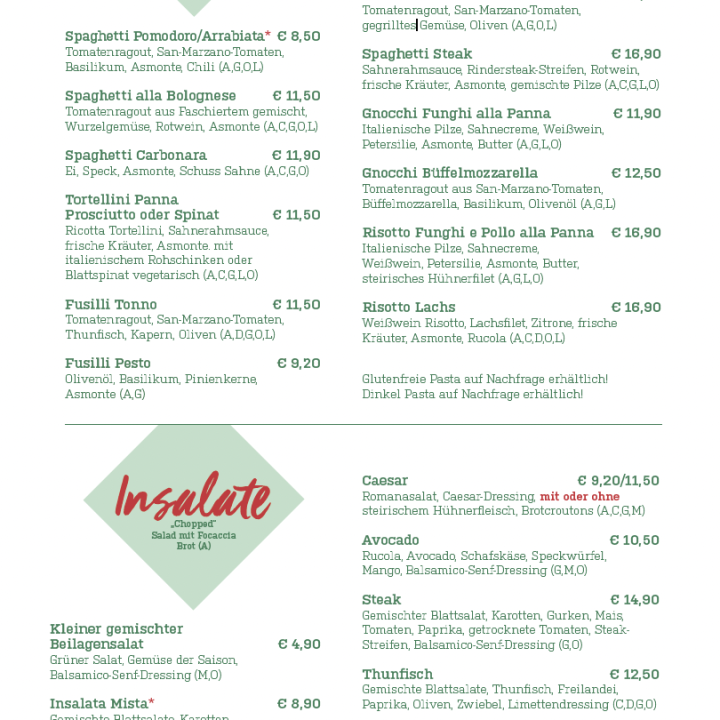 Menüseite mit italienischen Pasta- und Salatgerichten, einschließlich Preisen, Beschreibungen und Symbolen für Ernährungsinformationen. Gestalteter Text mit grünen und rosa Akzenten.