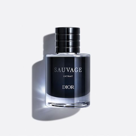 Ein Flakon des Parfüms „Dior Sauvage Extrait“ mit schwarzem Verschluss, vor einem schlichten weißen Hintergrund.