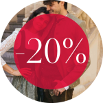 Eine Frau und ein Mann stehen gemeinsam hinter einem roten Kreis, auf dem „-20 %“ steht, was auf einen Rabatt von 20 % oder einen Sonderverkauf hinweist.