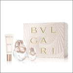Bvlgari Omnia-Geschenkset mit einer Schachtel, einer Lotionstube und zwei Parfümflakons mit goldenen Akzenten, präsentiert vor einem weißen Hintergrund.