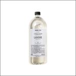 Eine durchsichtige Flasche mit Nachfüllflüssigseife „Lavande“ von L’Occitane en Provence, 500 ml, mit schwarzem Verschluss und weißem Etikett mit Produktangaben.