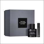 Tom Ford „Eau D’ombré Leather“ Parfüm-Geschenkset mit einer großen Schachtel, einem schwarzen Parfümflakon und einem schlanken Reisespray.