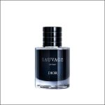Ein Flakon des Parfüms „Dior Sauvage Extrait“ mit schwarzem Verschluss, transparentem Sockel und weißer Beschriftung auf der Vorderseite, vor einem weißen Hintergrund.