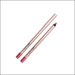 Ein Lancôme-Lippenkonturenstift, dessen roségoldene Kappe entfernt wurde, sodass die rosa Spitze zu sehen ist; er liegt parallel zu seiner Kappe auf einem weißen Hintergrund.
