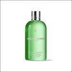 Molton Brown London „Infusing Eucalyptus“ Bade- und Duschgel in einer grünen Flasche mit silbernem Verschluss vor weißem Hintergrund.