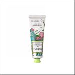 Eine auf den Kopf gestellte, mit Blumen verzierte Tube Handcreme von L’Occitane mit grüner Kappe und der Aufschrift „HERBAE“. Weißer Hintergrund mit einem schmalen schwarzen Rand.
