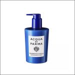 Eine blaue Pumpflasche mit der Aufschrift „Acqua di Parma Mandarino di Sicilia Lozione Mani e Corpo“ vor weißem Hintergrund.