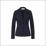 Ein einreihiger, dunkelblauer Blazer mit einem Knopf, taillierter Passform und langen Ärmeln, präsentiert vor weißem Hintergrund.
