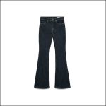 Dunkelblaue Jeans mit ausgestelltem Bein, Vorder- und Gesäßtaschen sowie einem Knopfverschluss, flach auf einem weißen Hintergrund liegend.