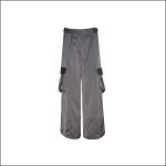 Graue Cargohose mit weitem Bein, Seitentaschen, schwarzen Taschenklappen und hoher Taille, dargestellt vor einem schlichten weißen Hintergrund.
