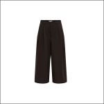 Schwarze Culotte-Hose mit weitem Bein, hoher Taille und Falten auf der Vorderseite, abgebildet vor einem schlichten weißen Hintergrund.