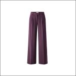 Eine lila Hose mit hoher Taille, weitem Bein, Falten, Gürtelschlaufen und Seitentaschen, präsentiert vor einem schlichten weißen Hintergrund.