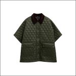 Gesteppte grüne Jacke mit kurzen Ärmeln, Vordertaschen, Druckknöpfen und einem dunkelbraunen Kragen, präsentiert vor weißem Hintergrund.