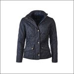 Marineblaue, gesteppte Jacke mit goldenen Knöpfen, Vordertaschen und hohem Kragen, abgebildet auf weißem Hintergrund.