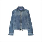 Blaue Jeansjacke mit Reißverschluss vorne, zwei vertikalen Taschen, Kragen und Kordelzug am Saum. Auf dem Etikett innen steht „HUGO“ in weißer Schrift auf blauem Hintergrund.