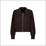 Eine braune Jacke mit langen Ärmeln, einem Reißverschluss vorne, zwei Brusttaschen mit Patten sowie elastischen Bündchen an Ärmeln und Saum, abgebildet auf weißem Hintergrund.