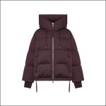 Burgunderrote Daunenjacke mit Kapuze, Reißverschluss vorne, zwei großen Taschen, gerippten Ärmelbündchen und verstellbaren Kordelzügen an Kapuze und Saum.