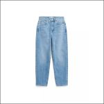 Hellblaue Jeans mit hoher Taille, geradem Beinschnitt, klassischem Fünf-Taschen-Design und Knopfverschluss, dargestellt vor einem weißen Hintergrund.