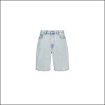 Hellblaue Jeansshorts mit hoher Taille, Vordertaschen, Gürtelschlaufen und Knopfleiste, dargestellt vor einem schlichten weißen Hintergrund.