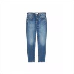 Eine blaue Jeans mit verwaschener Optik, fünf Taschen und schmaler Passform, präsentiert vor weißem Hintergrund.