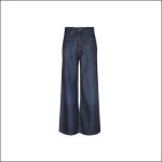 Eine dunkelblaue Jeans mit weitem Bein, hoher Taille, Vordertaschen und sichtbaren Nähten, präsentiert vor einem schlichten weißen Hintergrund.