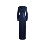 Marineblaues, langärmeliges, bodenlanges Abendkleid mit asymmetrischem Ausschnitt, präsentiert vor einem schlichten weißen Hintergrund.