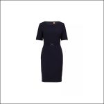 Ein marineblaues, knielanges Kleid mit kurzen Ärmeln und einem schmalen Gürtel in der Taille, präsentiert vor einem schlichten weißen Hintergrund.