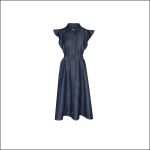 Ärmelloses Kleid aus dunklem Denim mit Kragen, Knopfleiste vorne, Gürtel in der Taille und ausgestelltem Rock, präsentiert vor einem schlichten weißen Hintergrund.