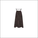 Ärmelloses, dunkelbraunes Kleid mit dünnen Trägern und lockerer Passform, das sich durch ein dezentes Blumenmuster auszeichnet, das sich vor einem schlichten weißen Hintergrund abhebt.