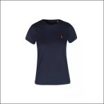 Marineblaues Kurzarm-T-Shirt mit einem kleinen roten Logo auf der linken Brust, dargestellt auf einem schlichten weißen Hintergrund.
