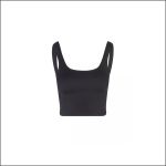 Schwarzes, geripptes Tanktop mit breiten Trägern und quadratischem Ausschnitt, dargestellt vor einem schlichten weißen Hintergrund.