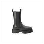 Schwarzer Chelsea-Stiefel aus Leder mit klobiger Plateausohle, elastischen Seiteneinsätzen, Zuglaschen und dezentem Markenlogo im Fersenbereich, abgebildet vor weißem Hintergrund.
