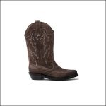 Brauner Cowboystiefel mit weißen Ziernähten, einer Zugschlaufe, spitzer Zehenpartie und schrägem Absatz, abgebildet auf weißem Hintergrund.